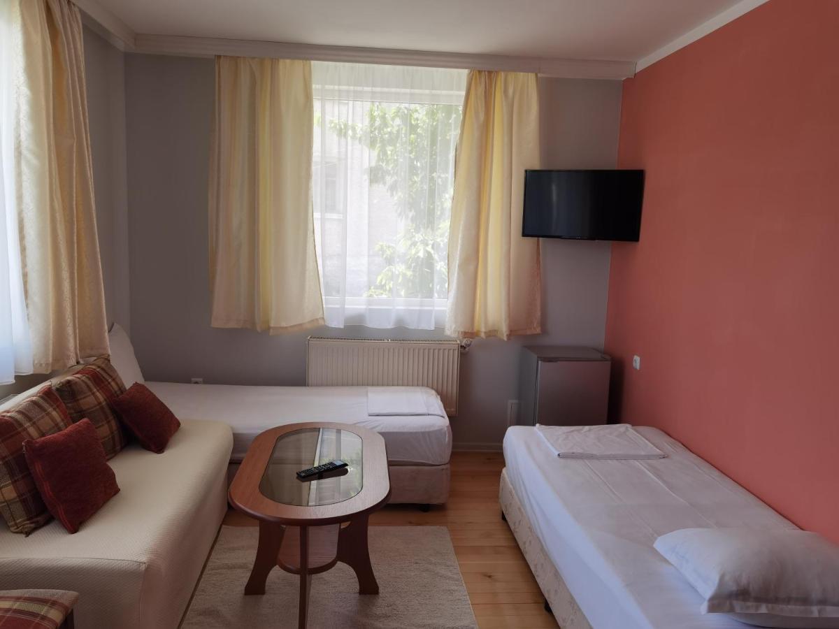 Mira Guest House Dobrinisjte Eksteriør bilde